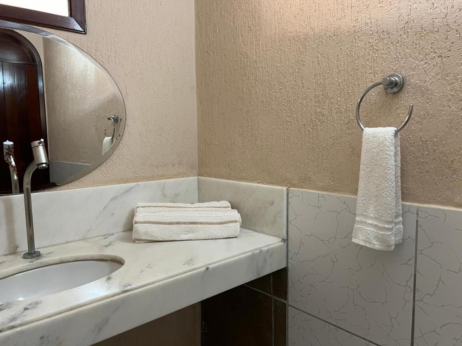 Casa Ampla Com Piscina E Churrasqueira Em Pn